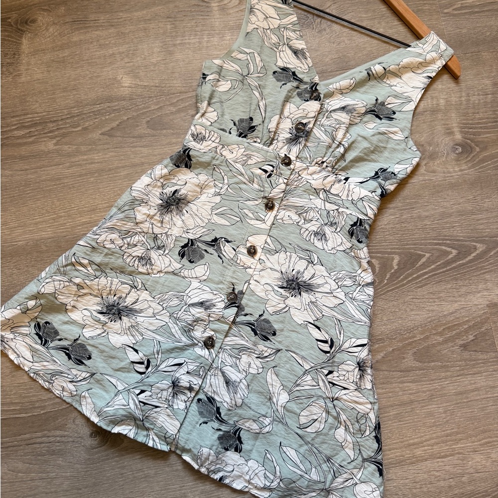 LOVE BONITO Floral Button-Down Dress-Size M/run small
